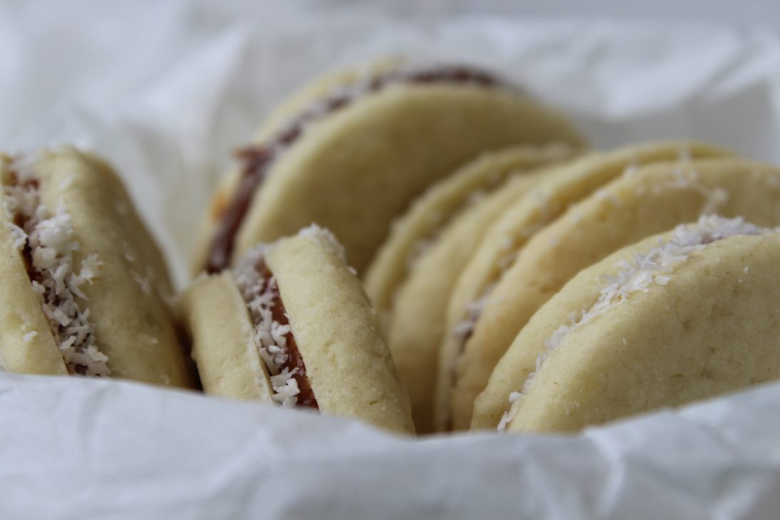 עוגיות סנדוויץ' חמאתיות ונמסות בפה במילוי ריבת חלב וציפוי קוקוס