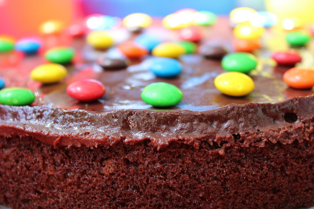 עוגת שוקולד וסוכריות ליום הולדת