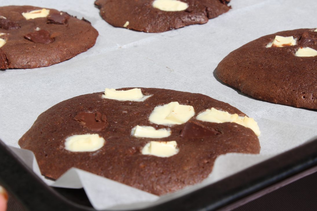 עוגיות שוקולד מריר, לבן, בלונדי ושוקולד חלב מושחתות עם אופציה לפרווה - מתכון