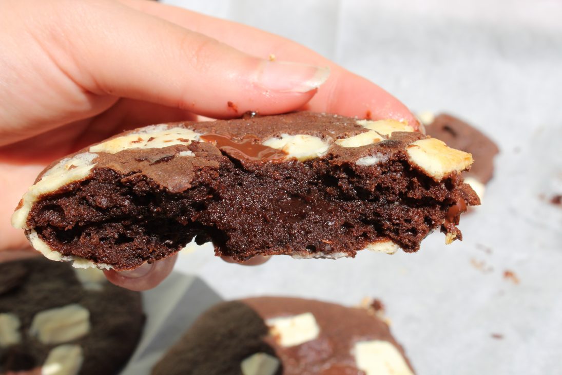 עוגיות שוקולד מריר, לבן, בלונדי ושוקולד חלב מושחתות עם אופציה לפרווה - מתכון