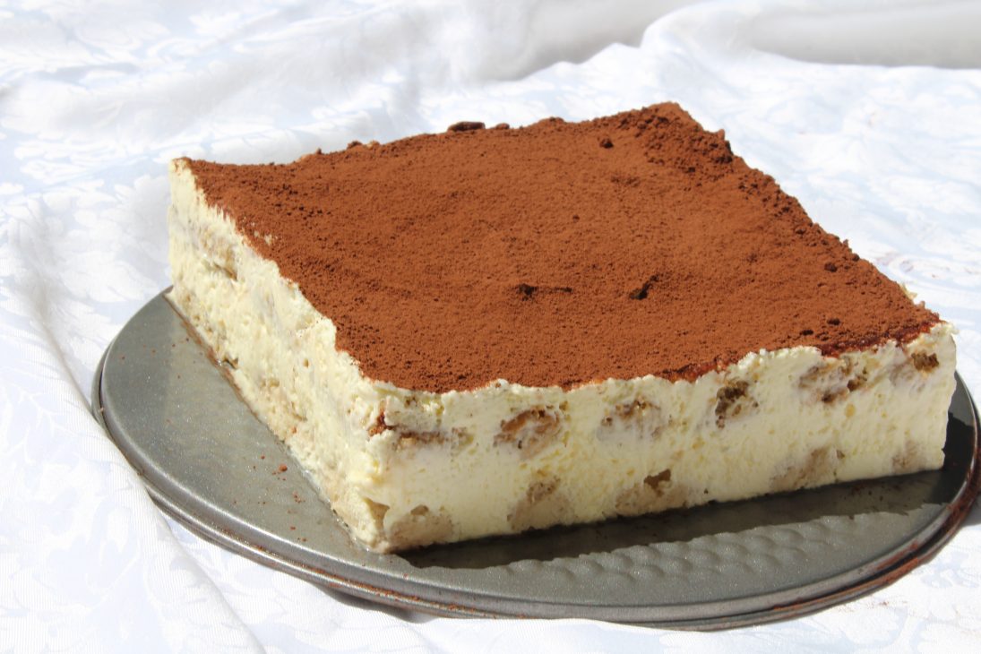 עוגת טירמיסו עם קרם גבינה מסקרפונה, בישקוטים ביתיים טבולים בקפה וציפוי קקאו