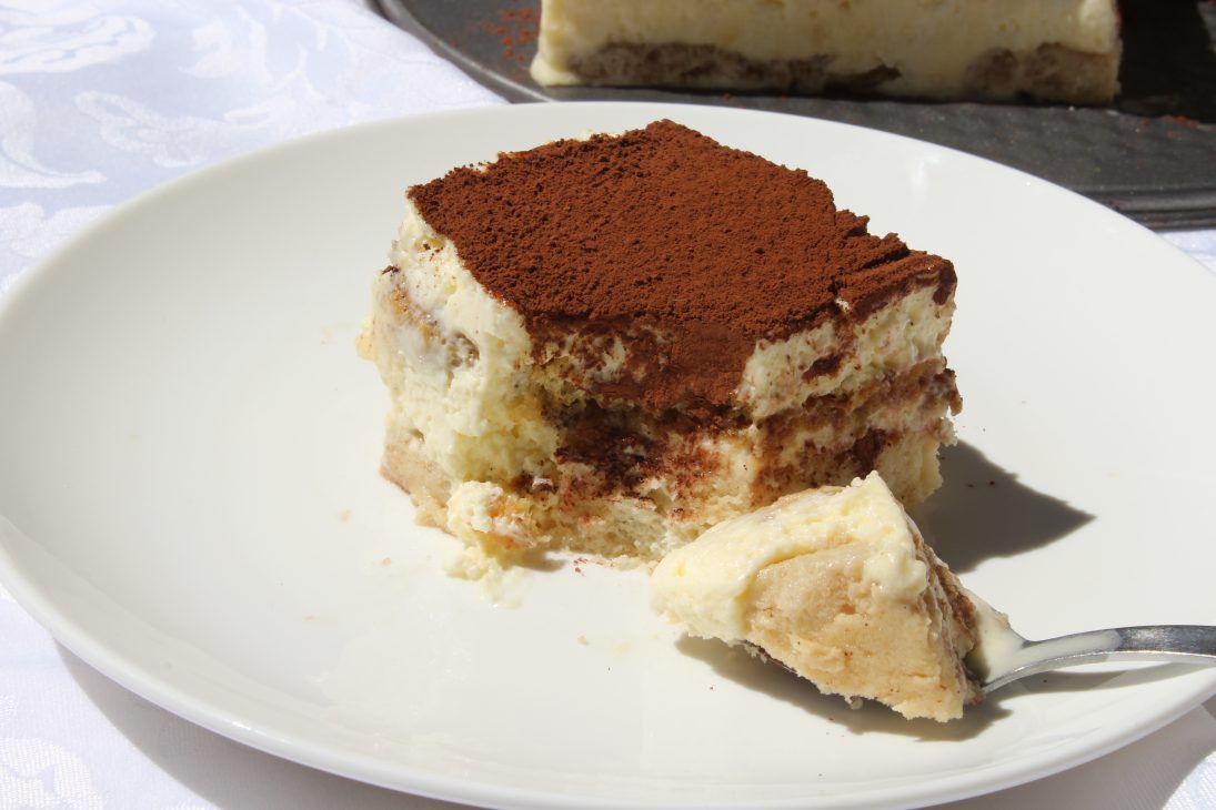 עוגת טירמיסו עם קרם גבינת מסקרפונה, בישקוטים ביתיים טבולים בקפה וציפוי קקאו