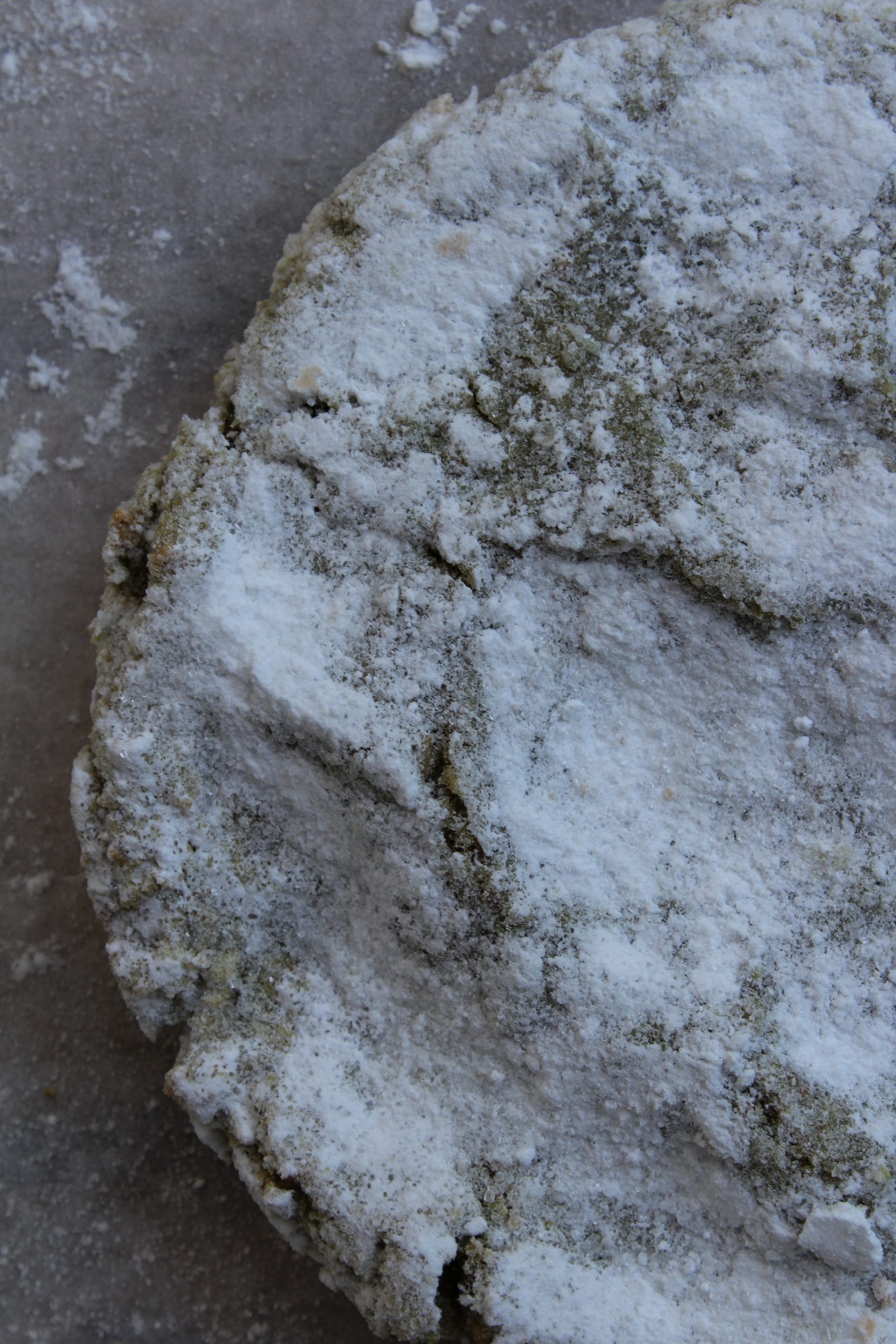 עוגיות אמרטי פיסטוק מושלגות - עוגיית אגוזי פיסטוק ושקדים ענקית, פרווה וללא גלוטן (כשרה לפסח)