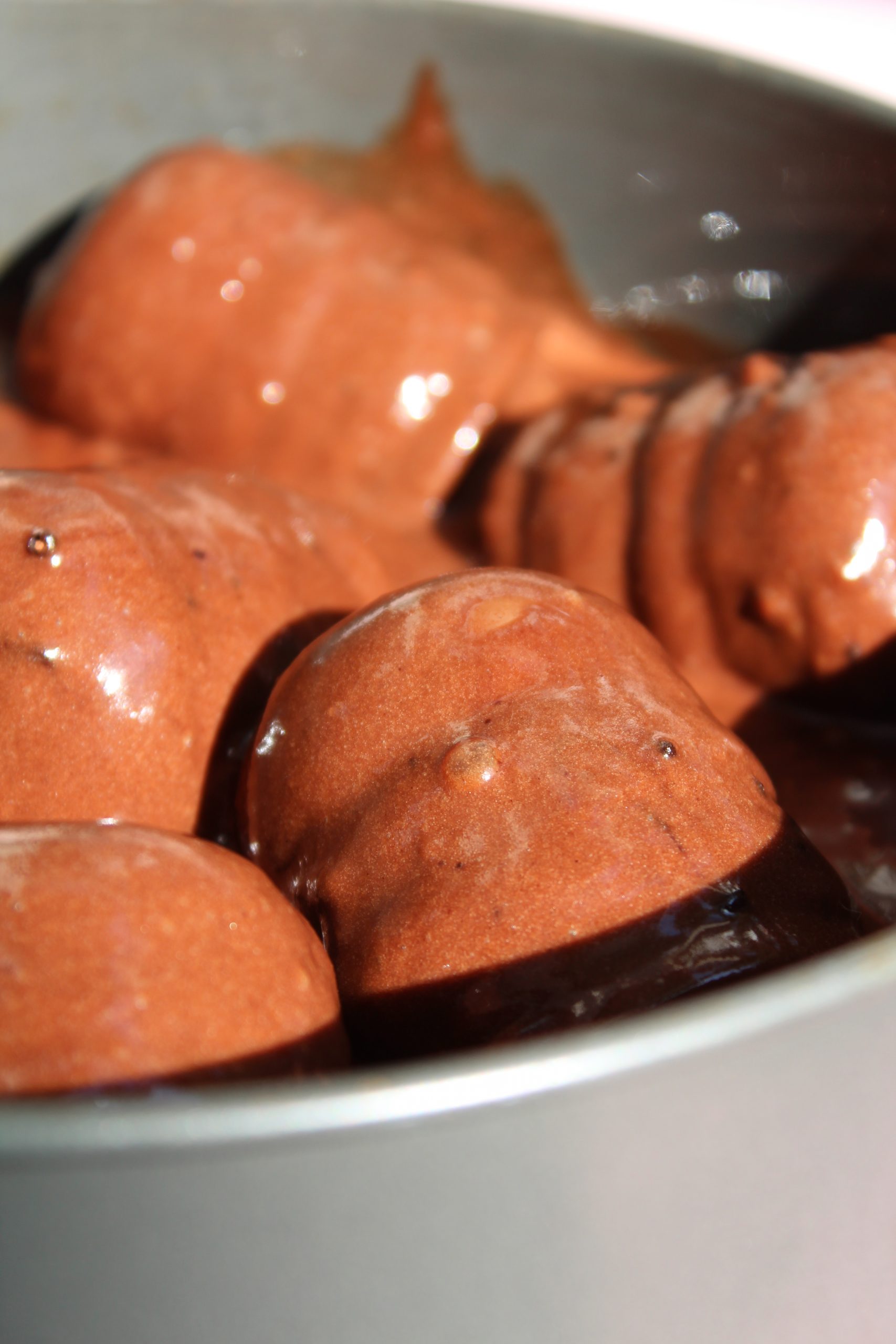 עוגת קרמבו פרווה - עוגת שוקולד קקאו במילוי קרמבו (ביסקוויט ומרנג מרשמלו) בציפוי גנאש שוקולד מריר