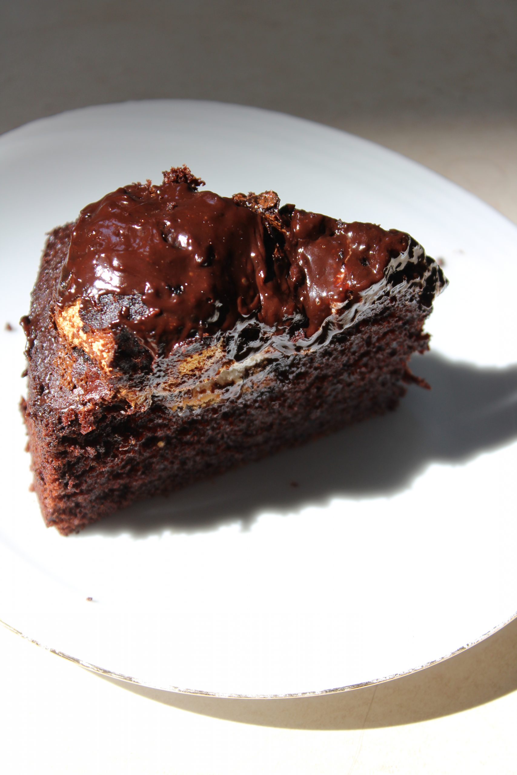 עוגת קרמבו פרווה - עוגת שוקולד קקאו במילוי קרמבו (ביסקוויט ומרנג מרשמלו) בציפוי גנאש שוקולד מריר