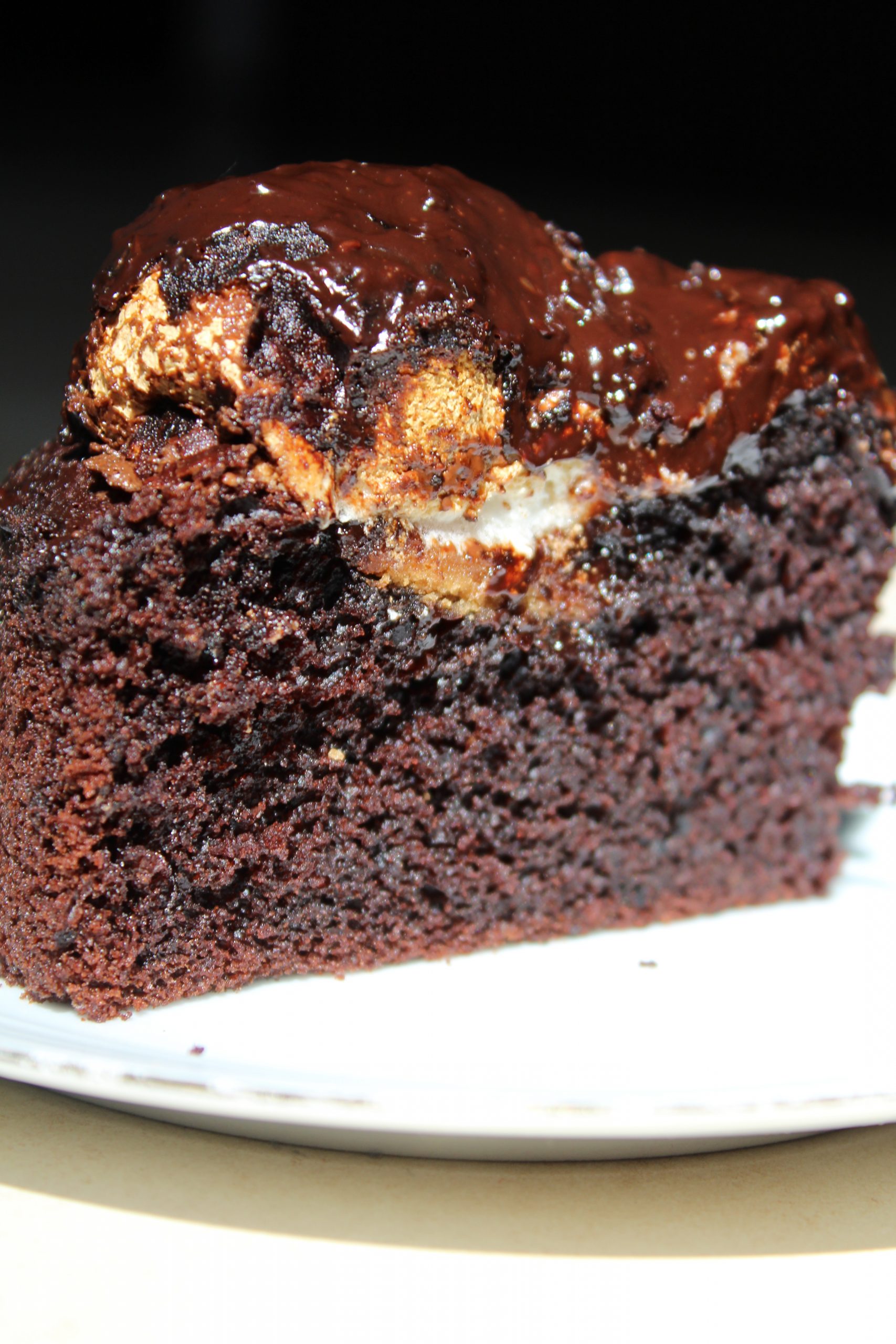עוגת קרמבו פרווה - עוגת שוקולד קקאו בחושה וקלה במילוי קרמבו (ביסקוויט ומרנג מרשמלו) בציפוי גנאש שוקולד מריר