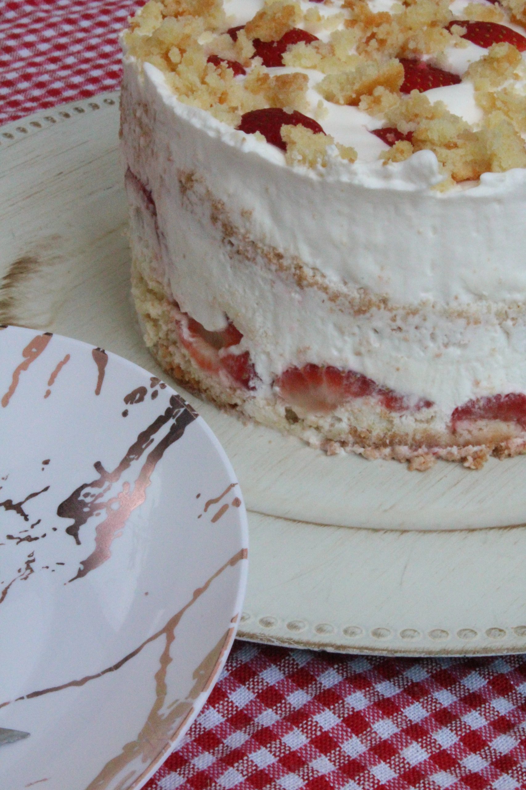 עוגת תותים חגיגית - עוגת שכבות של עוגת וניל עם שקדים, קרם עוגת גבינה, תותים וקצפת!