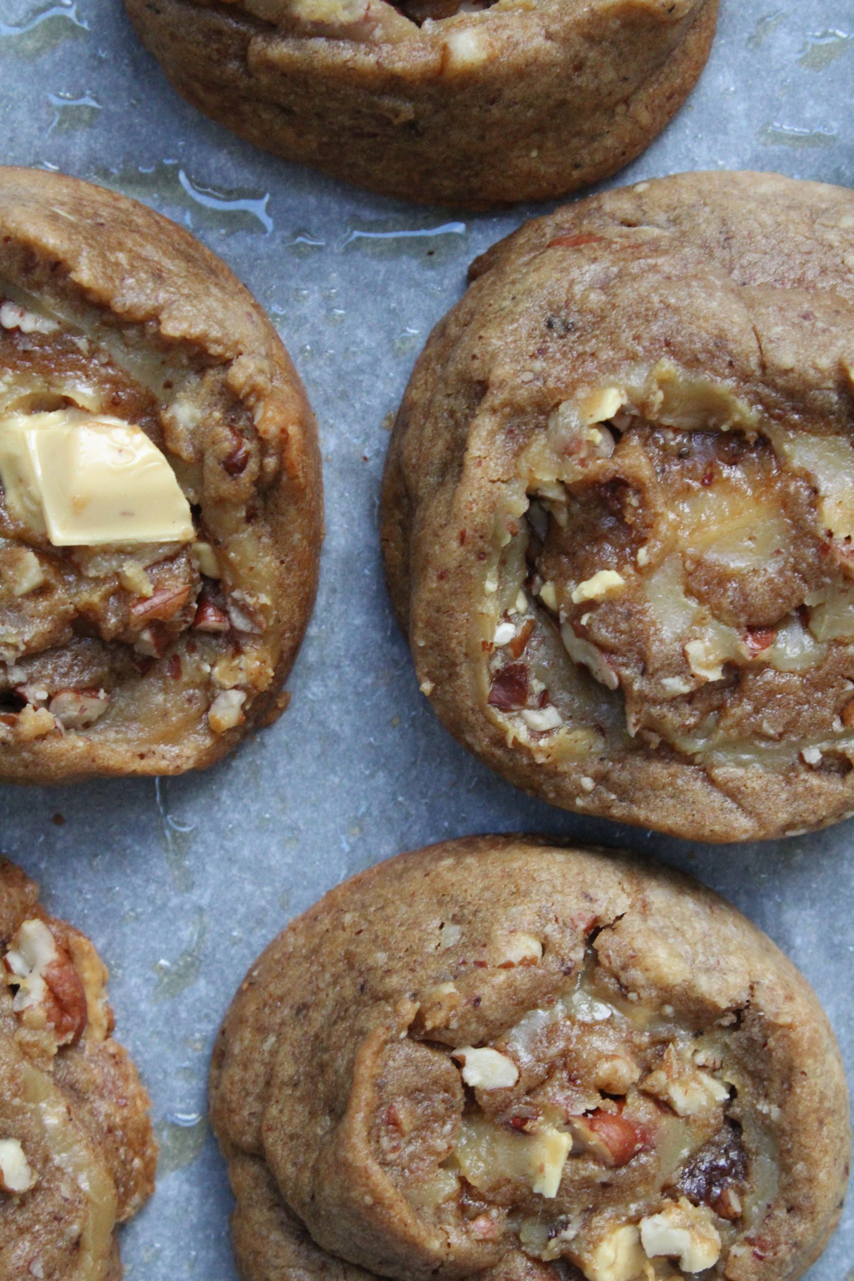 מתכון לעוגיות רולדה מגולגלות עם בצק חמאה חומה ופקאנים ומילוי שוקולד בלונדי ופקאן