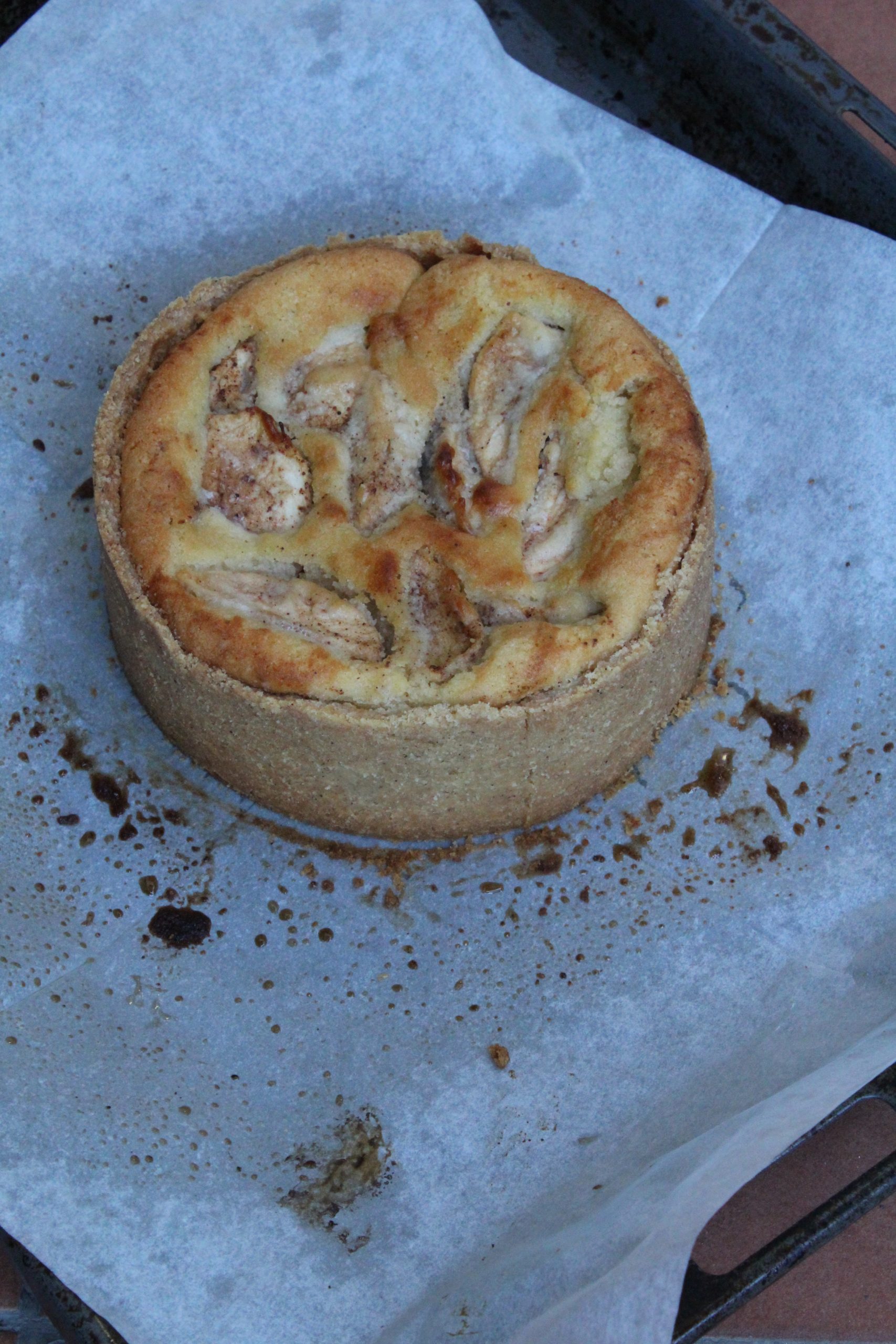 מתכון לעוגת פאי תפוחים עם קלתית בצק פריך קינמון, עוגת קרם פרנג'יפן שקדים ופלחי תפוחים בקינמון