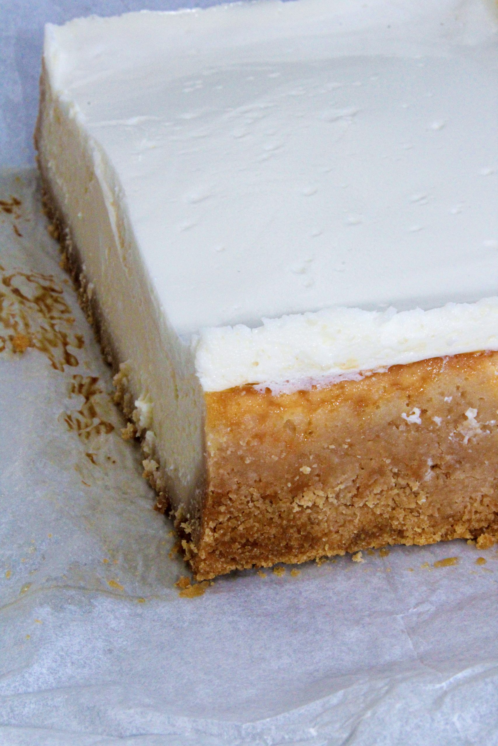 מתכון לעוגת גבינה אפויה קלאסית לשבועות עם תחתית ביסקוויטים, מתאימה גם לפסח וללא גלוטן